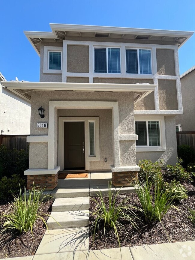 Building Photo - Nice 3 Bedroom Smart Home with Solar for R...