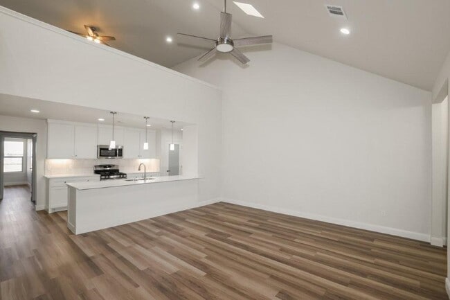 Photo - 7625 Woodford Ave