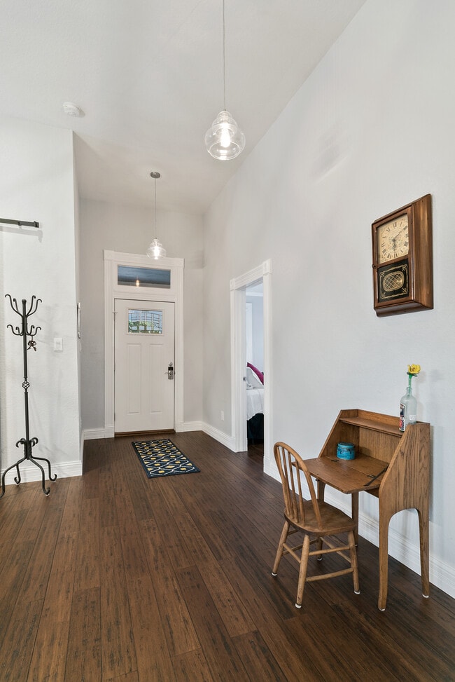 Building Photo - 510 E Mistletoe Ave