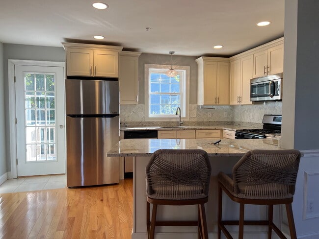 Building Photo - Gorgeous and newly renovated townhouse-sty... Unit C