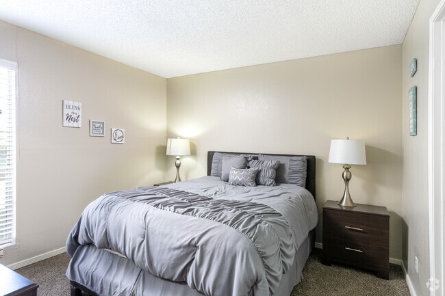 2BR, 1BA - 965SF - Second Bedrom