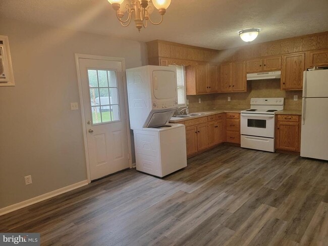 Photo - 691 Center Dr