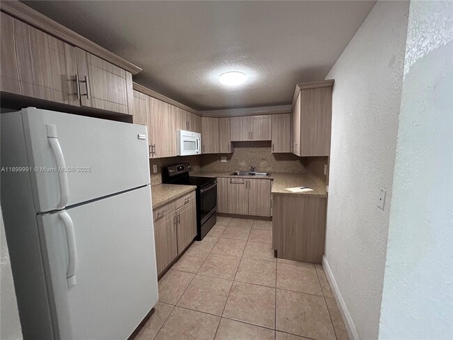 Building Photo - 14250 SW 62nd St Unit 302