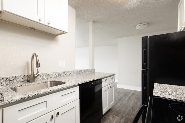 1BR, 1BA - 670SF - Kitchen