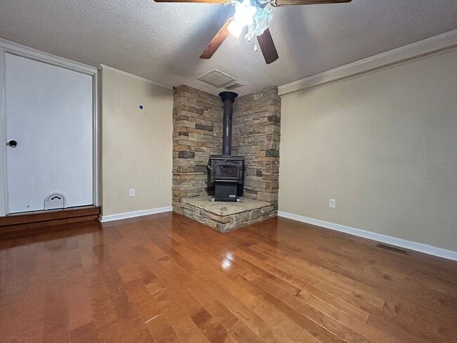 Photo - Welcome to this charming home in the desirable cul-de-sac of Hampton, VA. "ASK ABOUT OUR ZERO DEP...