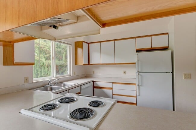 Building Photo - Two Bedroom Apartment in Coupeville Unit # F-4