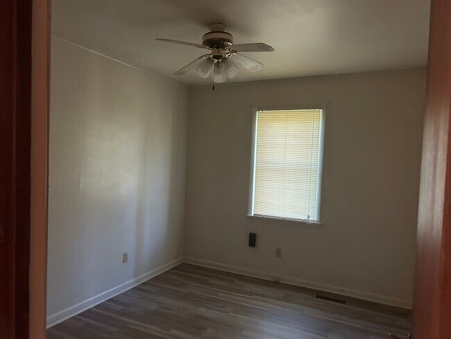 Photo - 956 Ross Rd