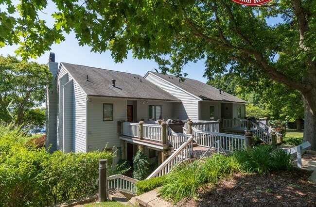 Building Photo - 230 Oak St Unit 13 Good Vibes on River