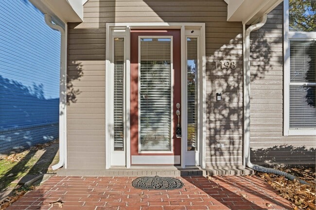 Photo - 1198 Island Pl E