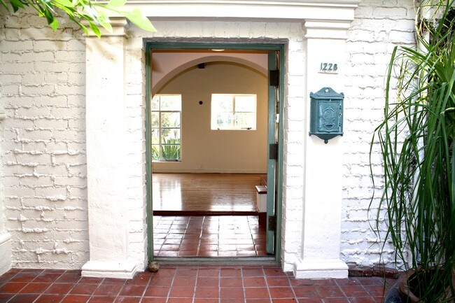 Entrada con vistas de la sala de estar - 1228 Selby Ave