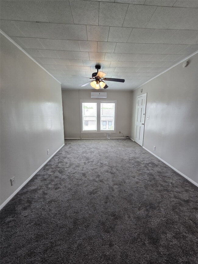 Building Photo - 615 Kernohan St Unit 4
