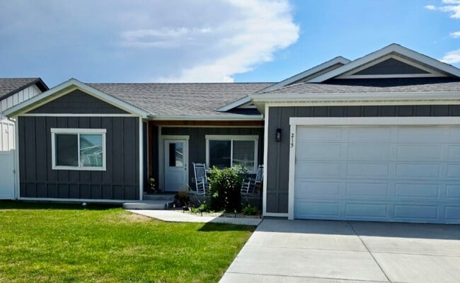 Building Photo - Spacious 4 Bedroom, 2 Bath Home in South Hill Subdivision – Burley, ID
