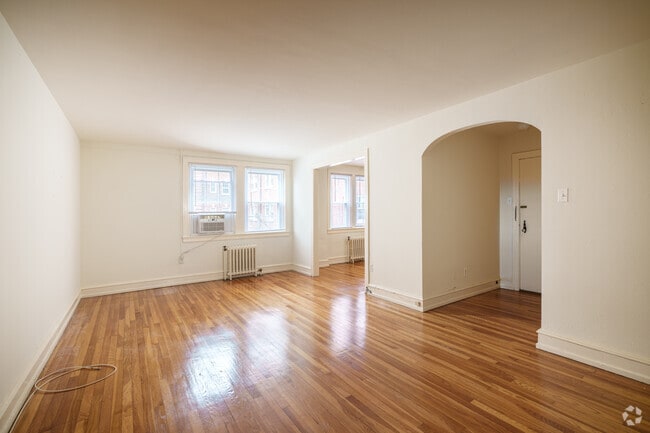 1BR, 1BA - 833SF - Living Room