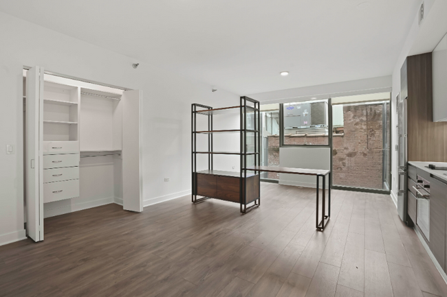 Building Photo - 210 W Hubbard St Rental
