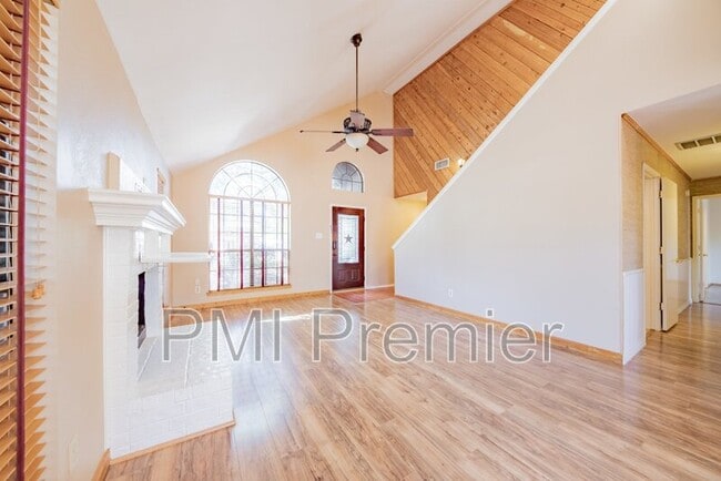 Photo - 471 Caviness Dr