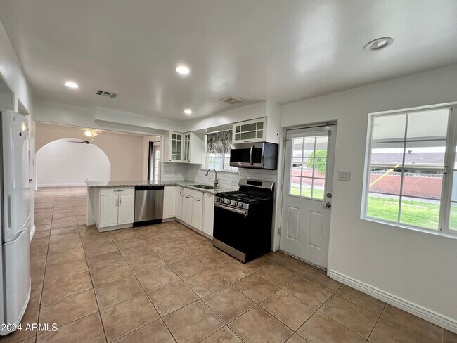 2914 N 49th Ave