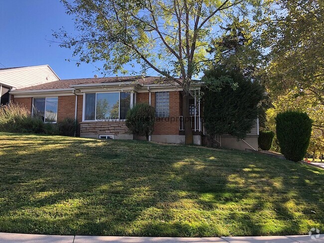 Building Photo - Great 3 Bedroom Duplex Rental