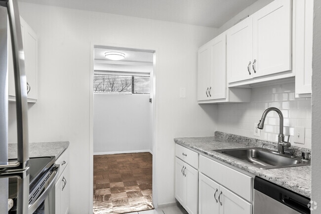 1BR, 1BA - 936SF - Kitchen