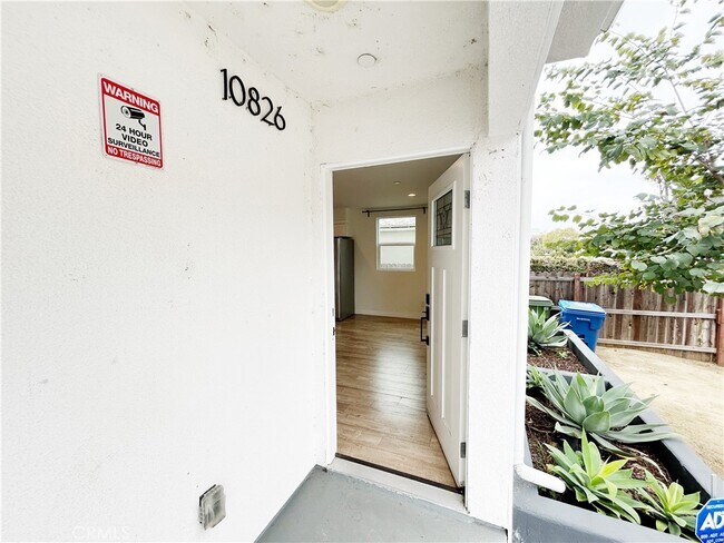 Photo - 10826 Morrison St