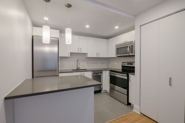 Building Photo - 1550 Avenue Filion Unit 311