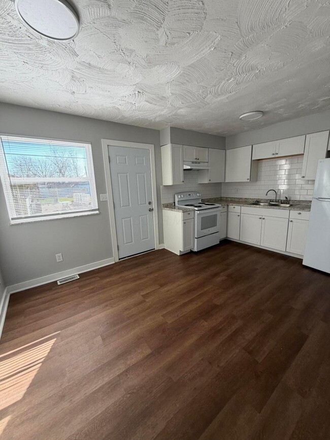 Building Photo - 1975 Dunbar Dr Unit C