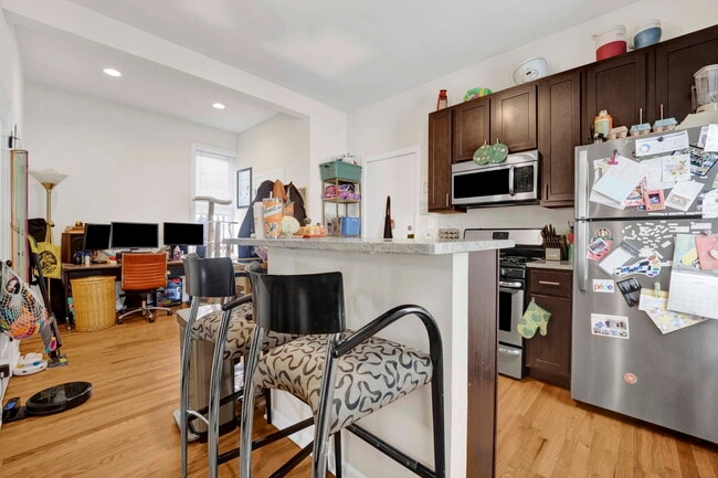 Photo - 1903 W Dickens Ave