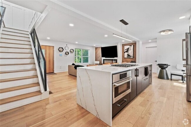 Building Photo - 320 Kelso Dr SW Rental