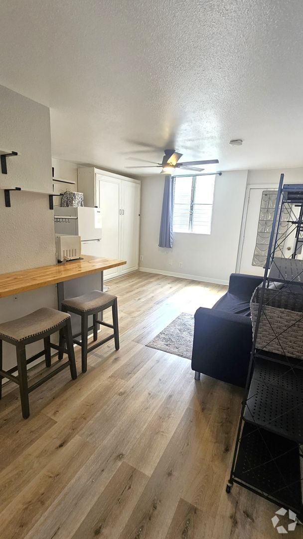 Building Photo - Studio, 1 covered parking with Murphy bed Rental