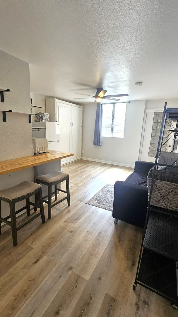 Studio, 1 covered parking with Murphy bed - Studio, 1 covered parking with Murphy bed Townhome