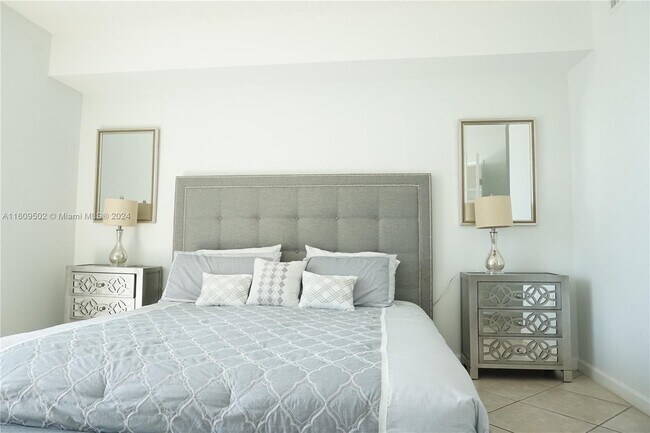 Building Photo - 17555 Atlantic Blvd Unit 606 Rental