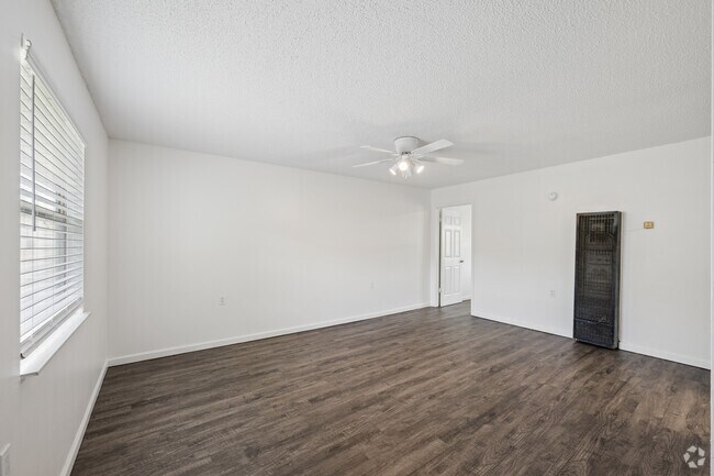 Classic 1BR, 1BA - 620SF - Living Room