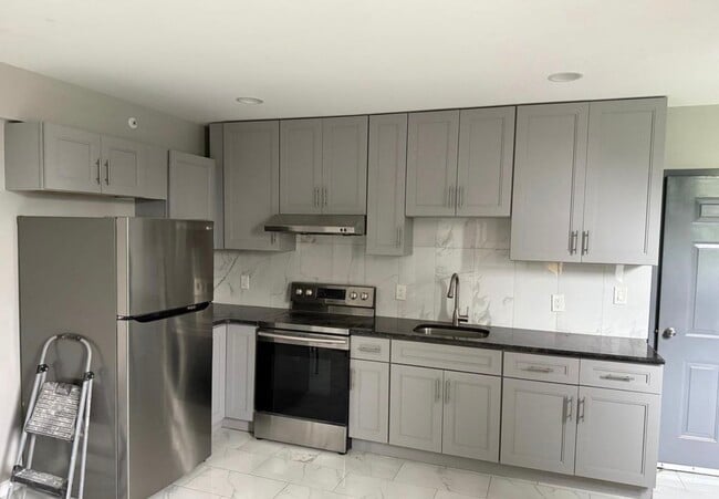 Building Photo - 2108 Ridge Ave Unit C