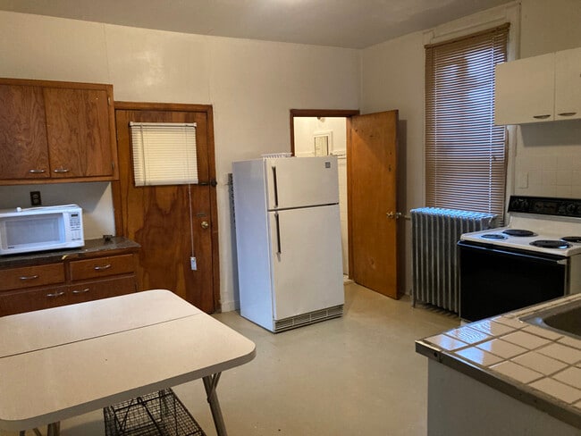 Building Photo - 3421 W Kilbourn Ave