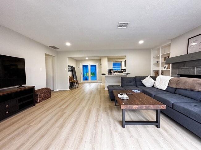 9332 Derrik Dr