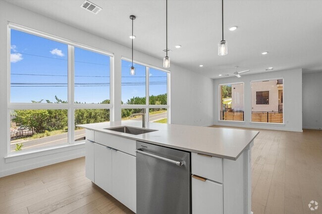 Building Photo - 6823 Wolfcreek Pass Rental