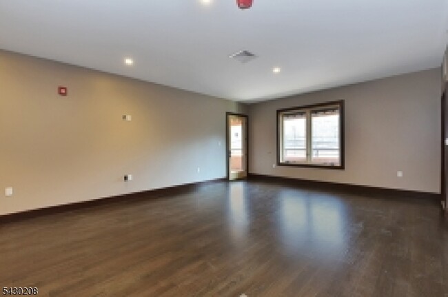 Building Photo - 8 Whitehall Rd Unit 4