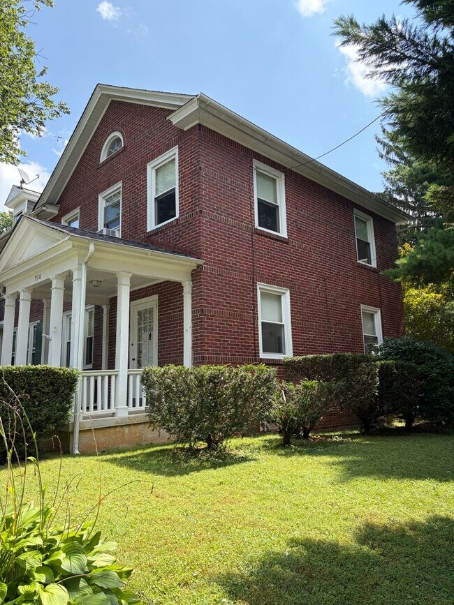 936 Hamilton Pl