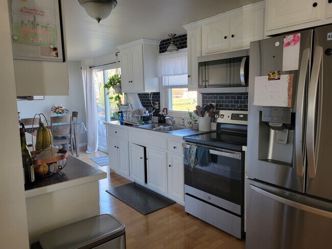 Photo - 635 N Middle Rd