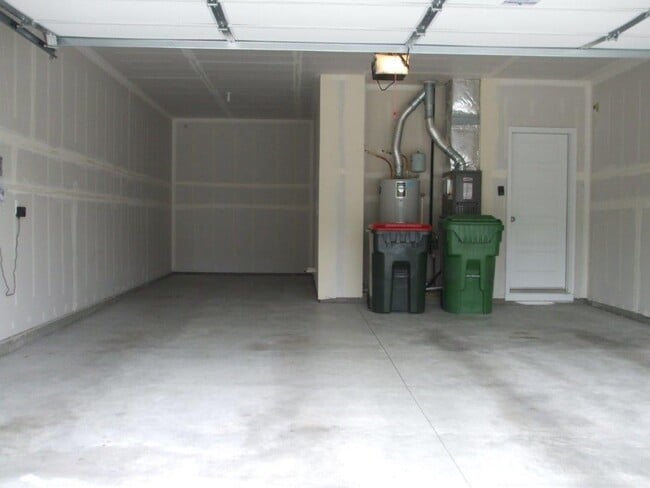 Building Photo - Beautiful  4 bed, 2.5 bath 2 car with extra deep bay and an additional office