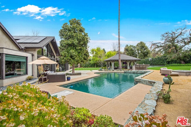17352 Magnolia Blvd