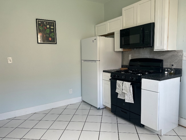 Photo - 875 Philip St