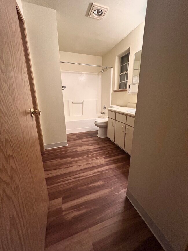 Photo - Ivy Club Apartments