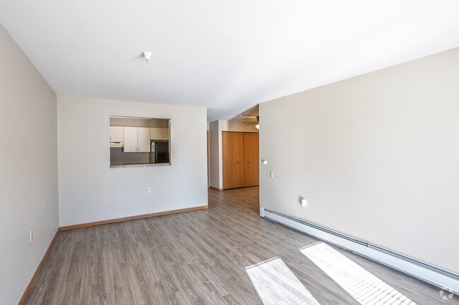 2BR, 1BA - 925SF - Living Room - Applegate II