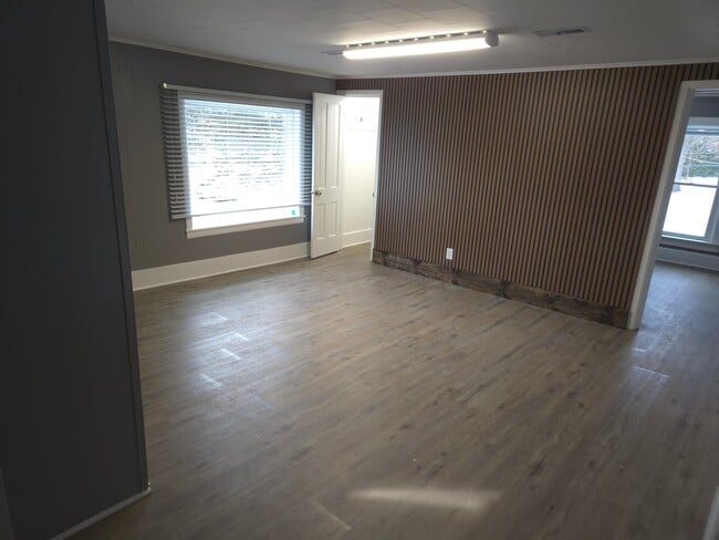 Building Photo - 10906 N Woodstock St Unit B