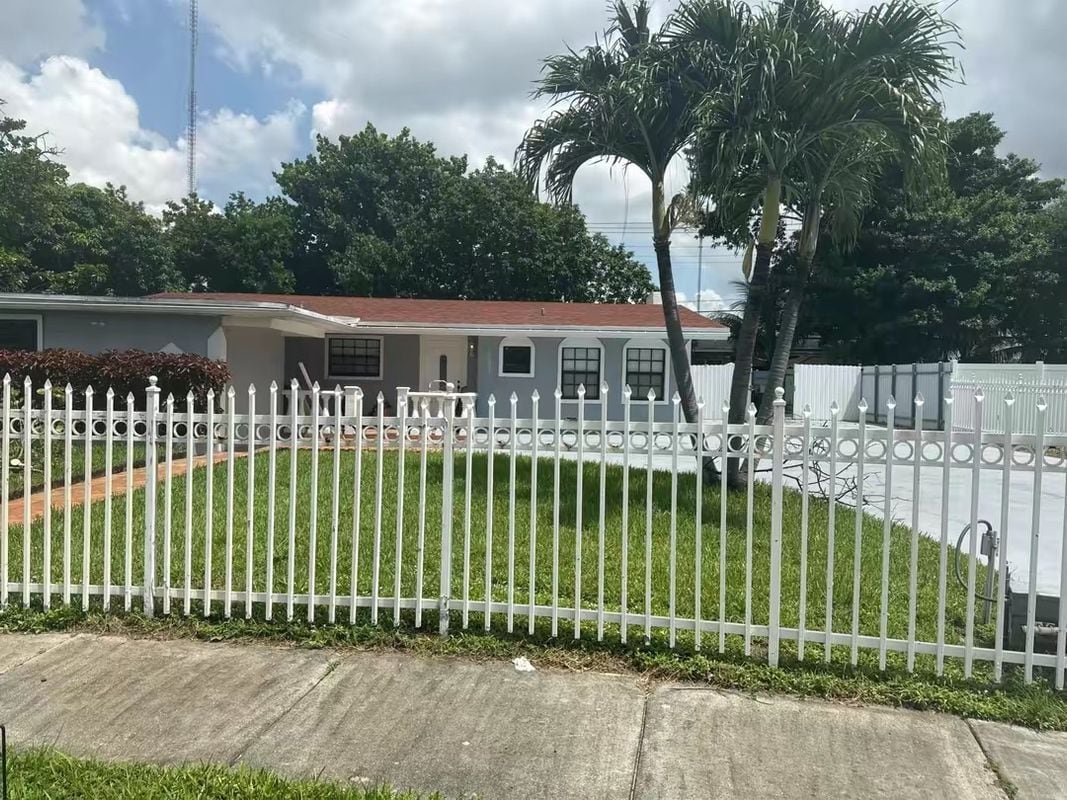 Photo - 401 NW 198th St