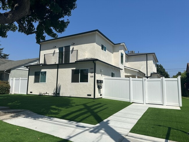 Building Photo - 5436 1/2 Kester Ave Rental