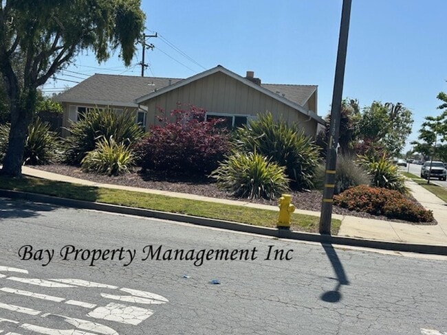 Building Photo - Beautifully Updated 3 Bedroom Home on a Corner Lot