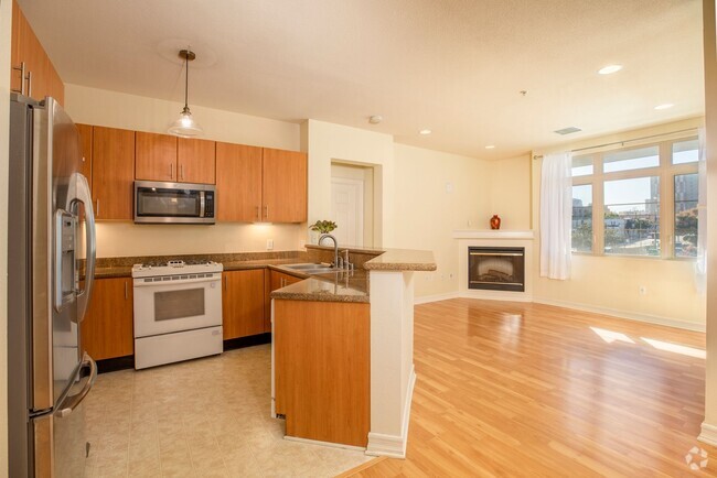 Building Photo - 3 Bed/2 Bath Corner Unit Downtown Rental