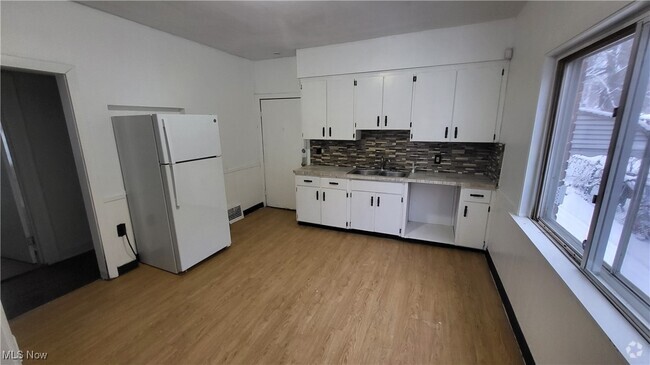 Building Photo - 15722 Halliday Ave Unit Lower Rental