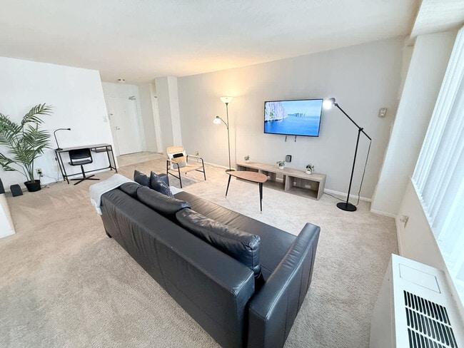 Photo - 2111 Richmond Hwy Unidad GO FL9-ID1022406P